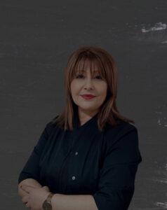 Д-р Яна Димитрова – Алексиева Д-р Алексиева завършва медицина в Медицински университет Пловдив през 1989г. Специализира в клиниката по Кожни и венерически заболявания към Медицински университет Пловдив. 2000г. придобива специалност по кожни и венерически заболявания. Член е на Българското Дерматологично Дружество и Българският Лекарски Съюз, Българска асоциация на естетичните дерматолози. От 2000г. работи в самостоятелната си практика в гр. Карлово. Извършва прегледи, диагностика и лечение на кожни и венерически заболявания. Ежегодно участва в български и международни дерматологични форуми. Има сключен договор със Здравната каса.