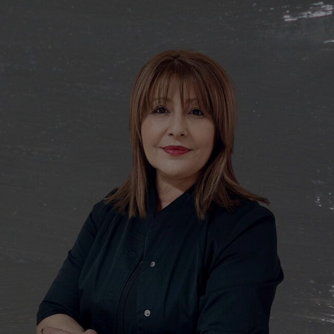 Д-р Яна Димитрова – Алексиева Д-р Алексиева завършва медицина в Медицински университет Пловдив през 1989г. Специализира в клиниката по Кожни и венерически заболявания към Медицински университет Пловдив. 2000г. придобива специалност по кожни и венерически заболявания. Член е на Българското Дерматологично Дружество и Българският Лекарски Съюз, Българска асоциация на естетичните дерматолози. От 2000г. работи в самостоятелната си практика в гр. Карлово. Извършва прегледи, диагностика и лечение на кожни и венерически заболявания. Ежегодно участва в български и международни дерматологични форуми. Има сключен договор със Здравната каса.